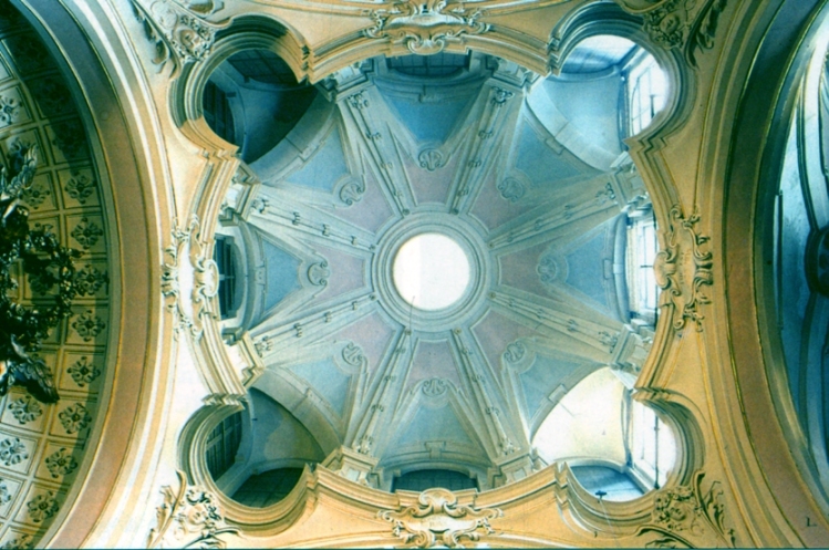 La luce penetra nell'abside attraverso le aperture nel cornicione superiore